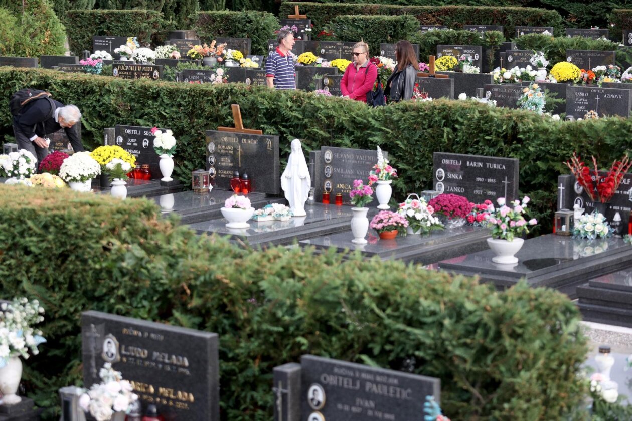 Rijeka: Građani obilaze grobove najmilijih na gradskom groblju Drenova na dan Svih svetih