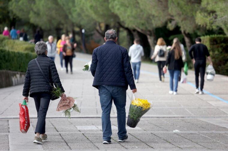 Rijeka: Građani obilaze grobove najmilijih na gradskom groblju Drenova na dan Svih svetih
