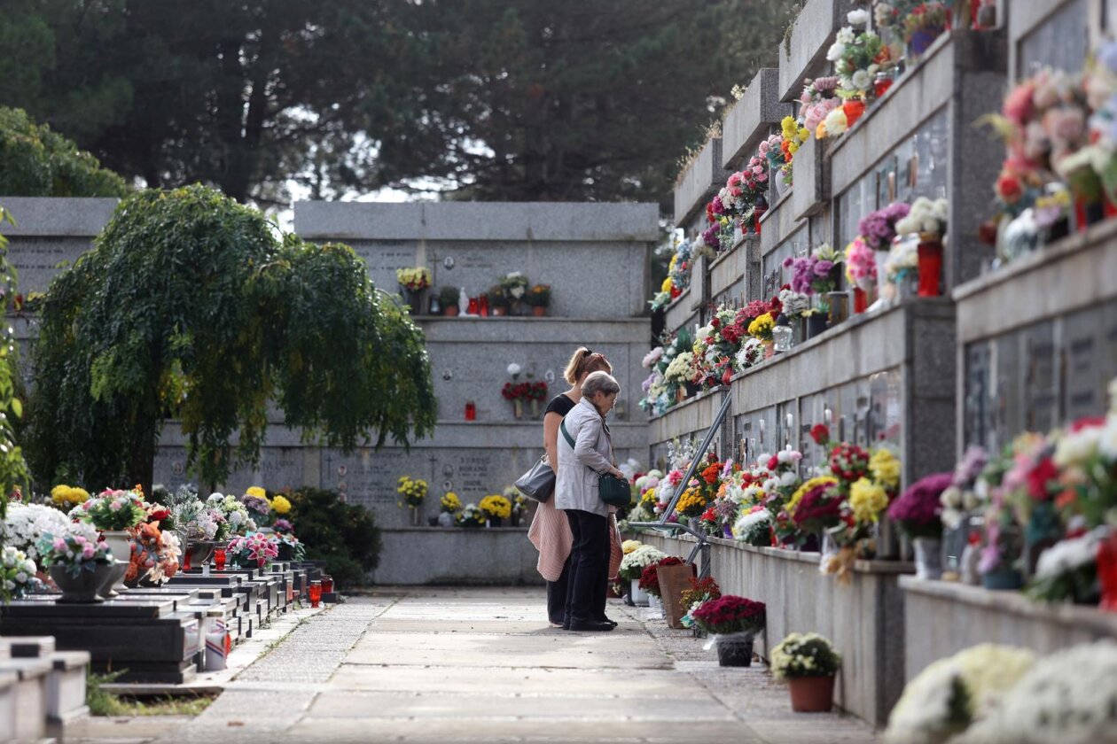 Rijeka: Građani obilaze grobove najmilijih na gradskom groblju Drenova na dan Svih svetih