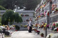 Rijeka: Građani obilaze grobove najmilijih na gradskom groblju Drenova na dan Svih svetih