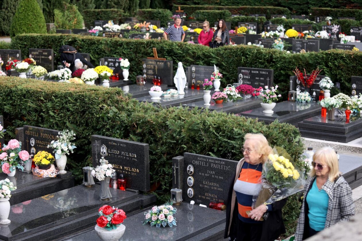 Rijeka: Građani obilaze grobove najmilijih na gradskom groblju Drenova na dan Svih svetih
