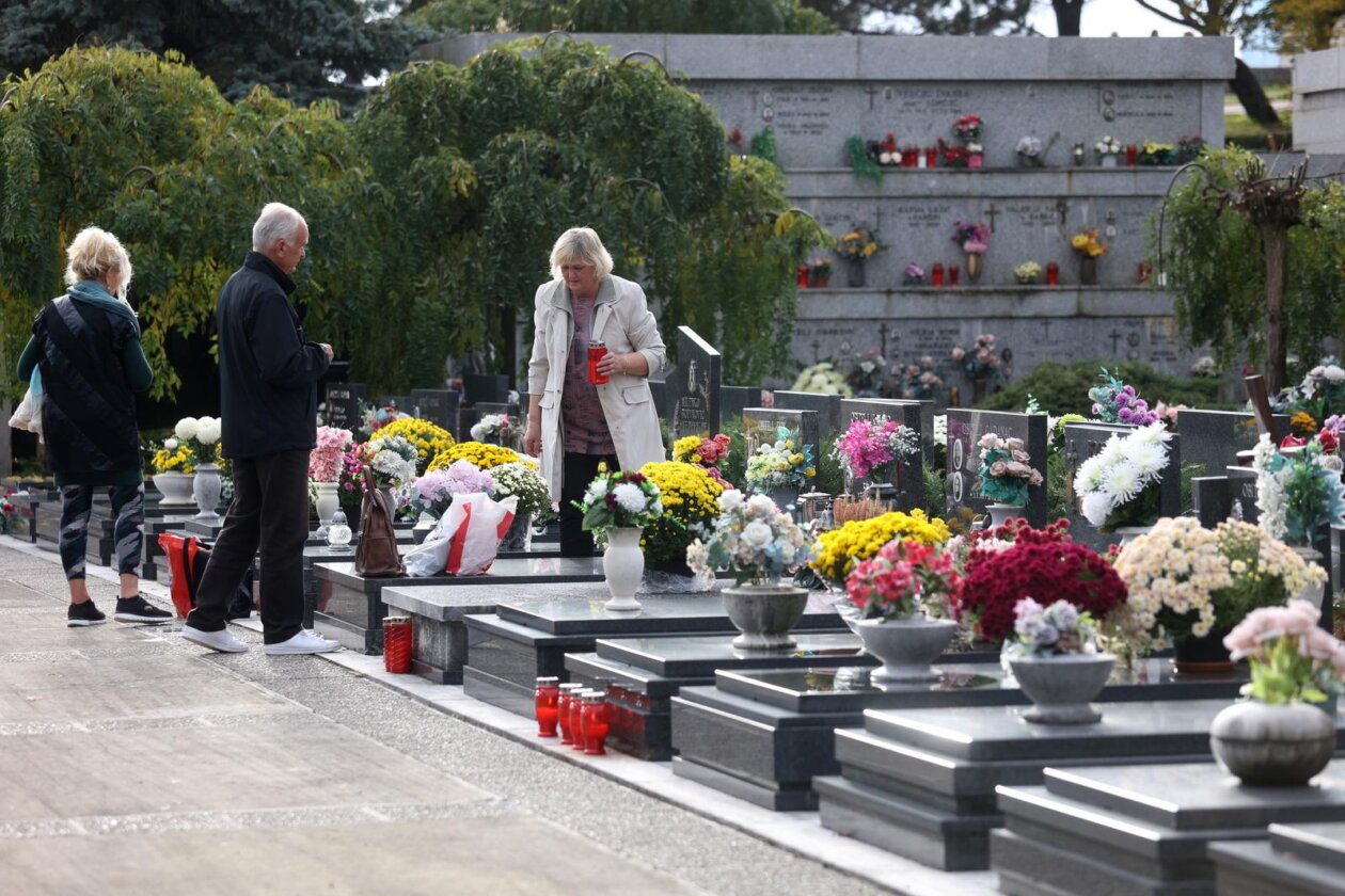 Rijeka: Građani obilaze grobove najmilijih na gradskom groblju Drenova na dan Svih svetih