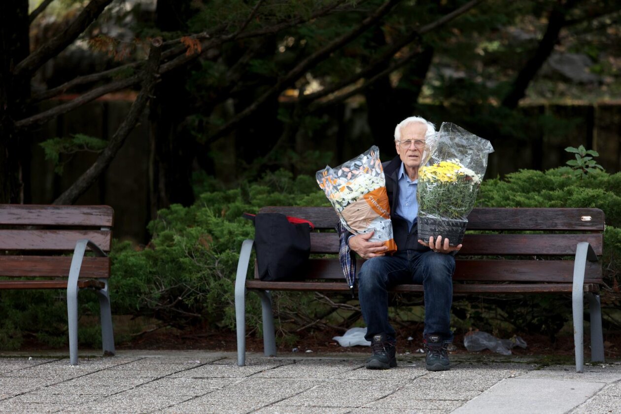 Rijeka: Građani obilaze grobove najmilijih na gradskom groblju Drenova na dan Svih svetih