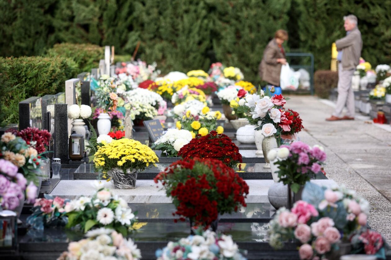 Rijeka: Građani obilaze grobove najmilijih na gradskom groblju Drenova na dan Svih svetih