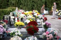 Rijeka: Građani obilaze grobove najmilijih na gradskom groblju Drenova na dan Svih svetih