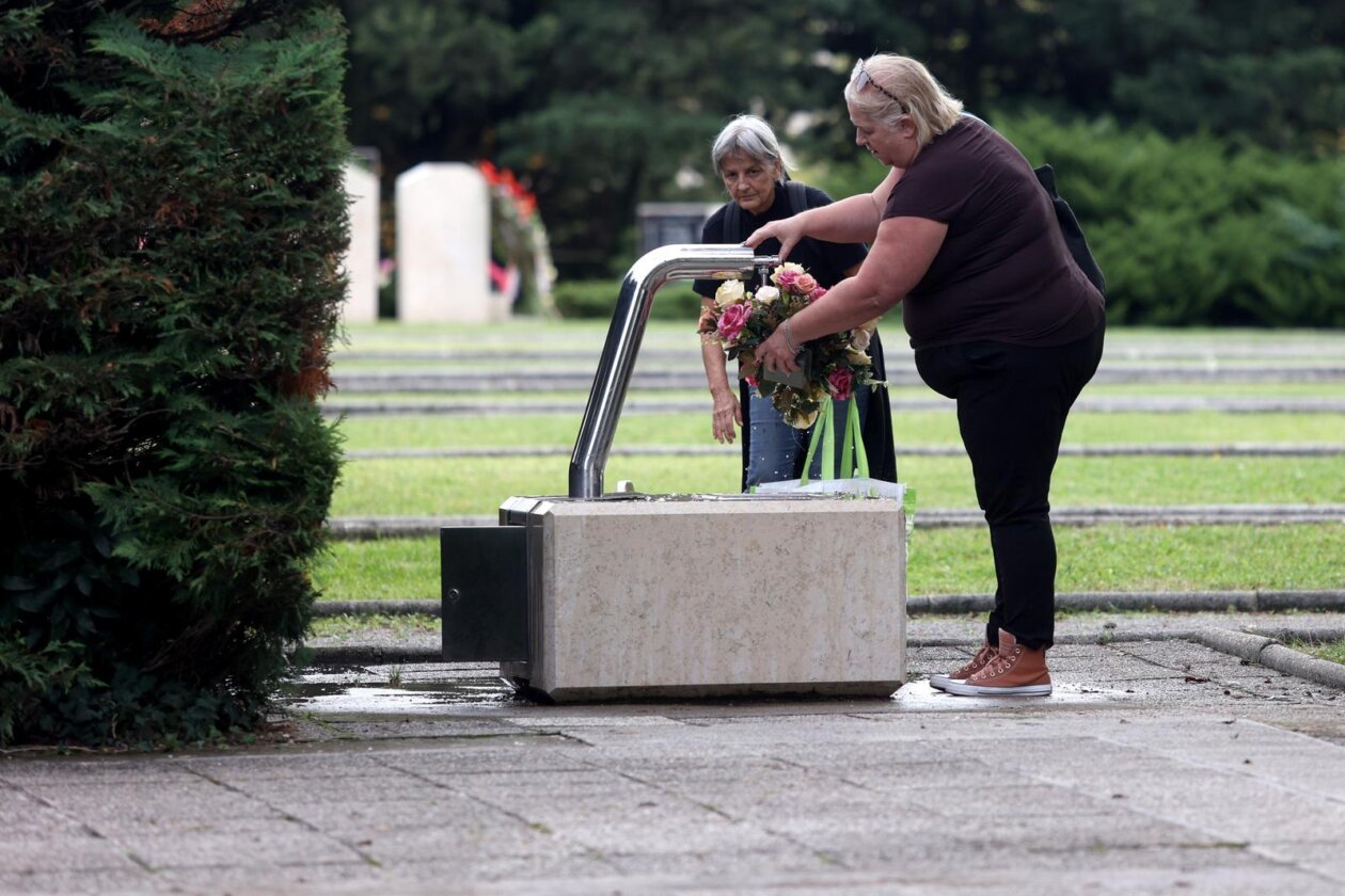 Rijeka: Građani obilaze grobove najmilijih na gradskom groblju Drenova na dan Svih svetih