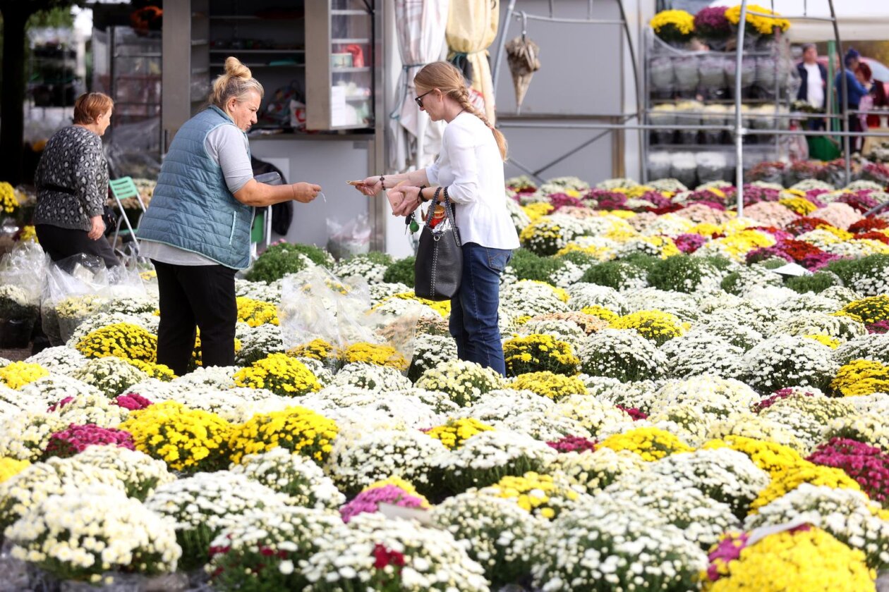 Rijeka: Građani obilaze grobove najmilijih na gradskom groblju Drenova na dan Svih svetih