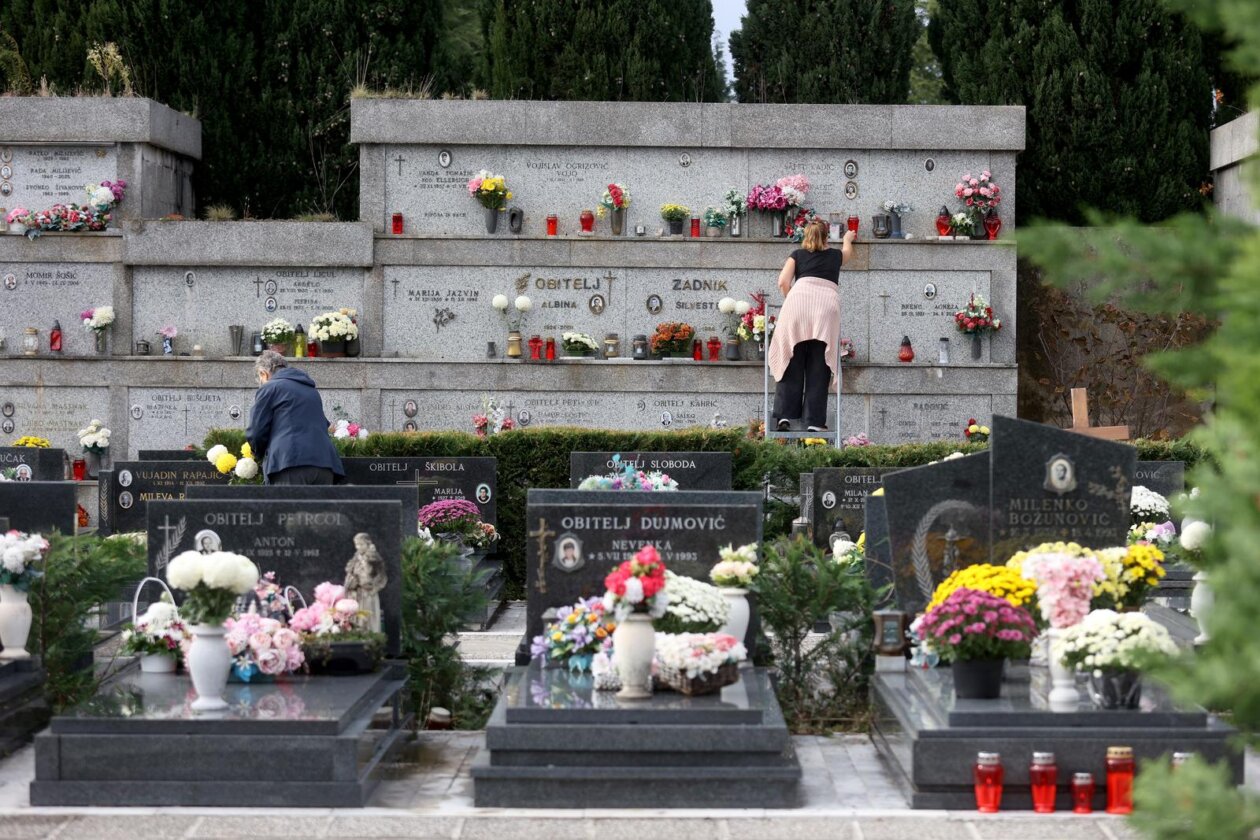 Rijeka: Građani obilaze grobove najmilijih na gradskom groblju Drenova na dan Svih svetih