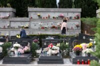 Rijeka: Građani obilaze grobove najmilijih na gradskom groblju Drenova na dan Svih svetih