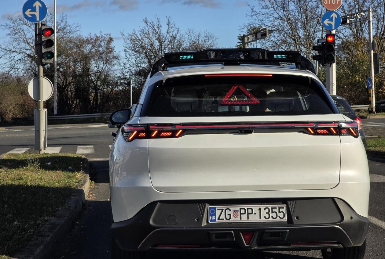 Zagreb: Testno vozilo tvrtke PROJECT 3 MOBILITY ovih dana vozi ulicama Novog Zagreba u autonomnom režimu voznje Zagreb: Testno vozilo tvrtke PROJECT 3 MOBILITY ovih dana vozi ulicama Novog Zagreba u autonomnom režimu voznje