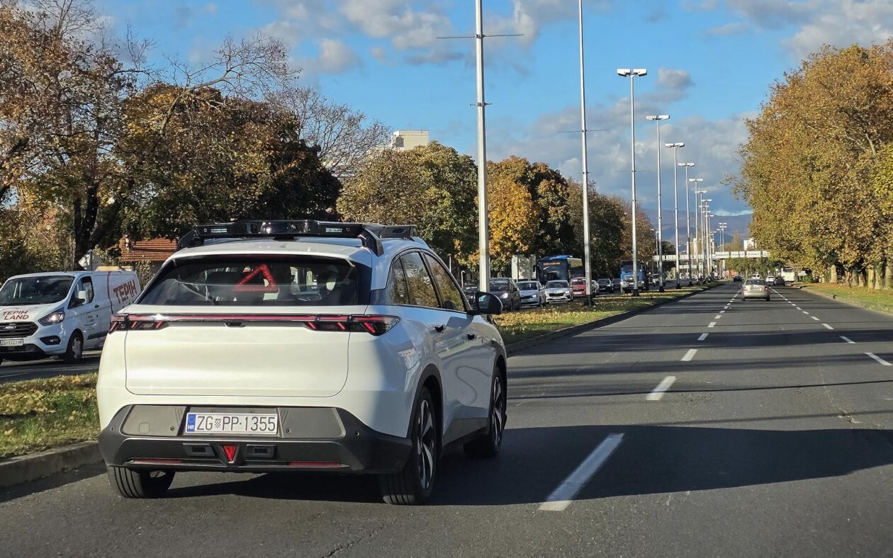 Zagreb: Testno vozilo tvrtke PROJECT 3 MOBILITY ovih dana vozi ulicama Novog Zagreba u autonomnom režimu voznje Zagreb: Testno vozilo tvrtke PROJECT 3 MOBILITY ovih dana vozi ulicama Novog Zagreba u autonomnom režimu voznje