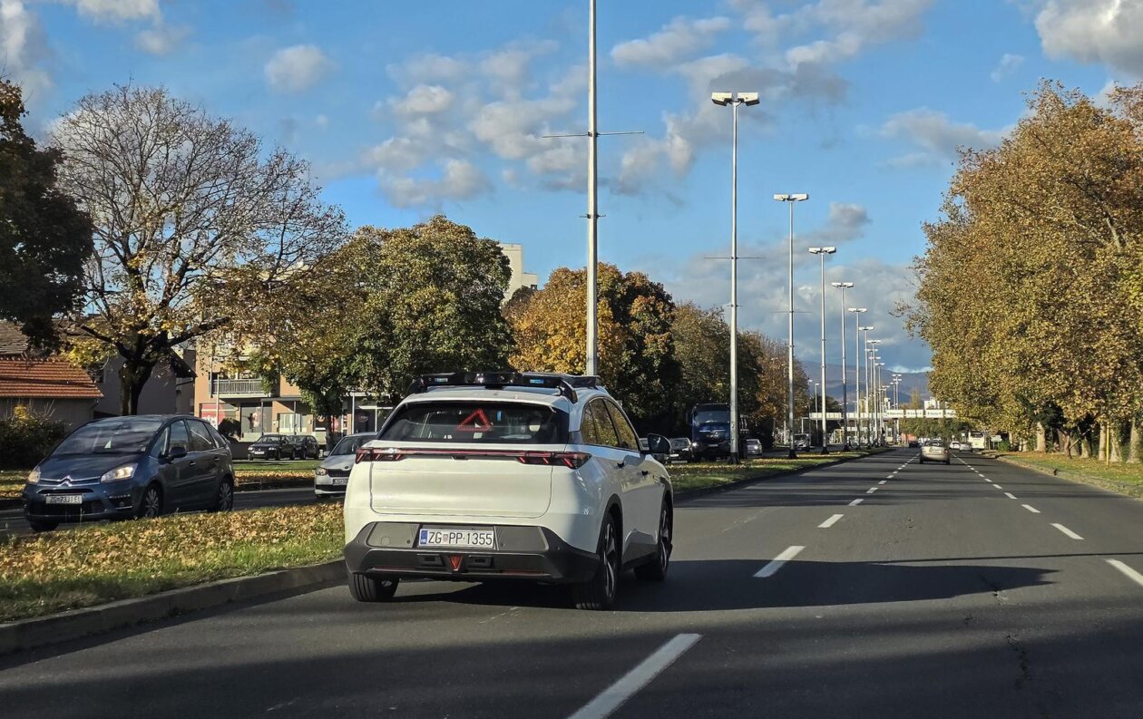 Zagreb: Testno vozilo tvrtke PROJECT 3 MOBILITY ovih dana vozi ulicama Novog Zagreba u autonomnom režimu voznje Zagreb: Testno vozilo tvrtke PROJECT 3 MOBILITY ovih dana vozi ulicama Novog Zagreba u autonomnom režimu voznje
