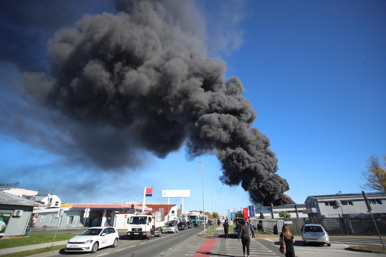Sveta Nedelja: Požar u skladištu guma, hitne službe su na terenu