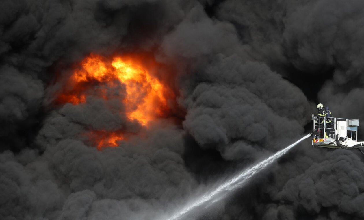 Sveta Nedelja: Požar u skladištu guma, hitne službe su na terenu