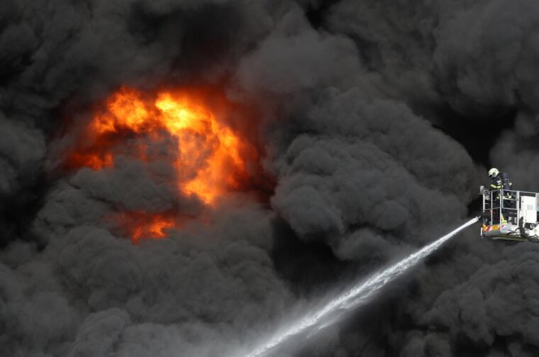 Sveta Nedelja: Požar u skladištu guma, hitne službe su na terenu Sveta Nedelja: Požar u skladištu guma, hitne službe su na terenu