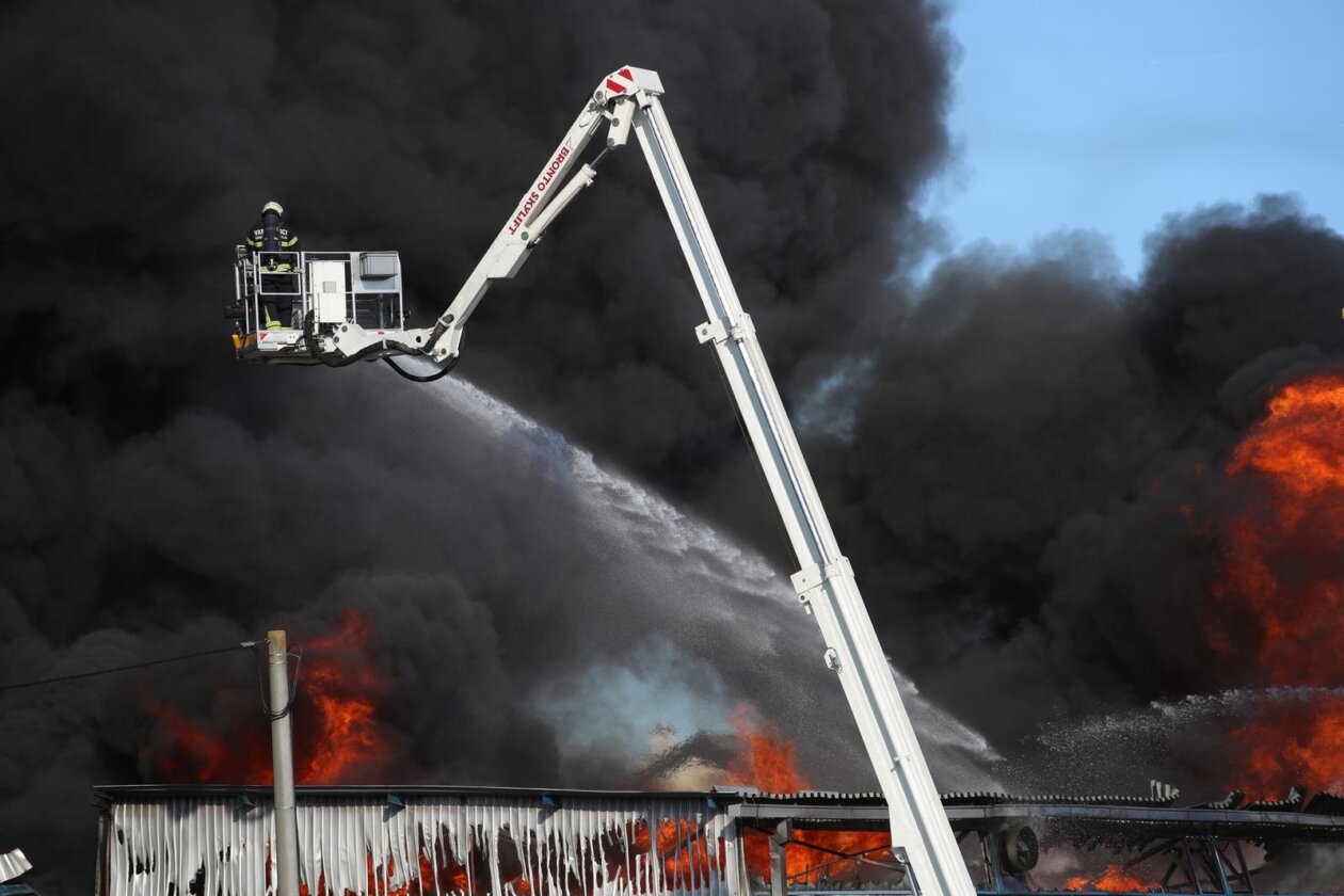 Sveta Nedelja: Požar u skladištu guma, hitne službe su na terenu