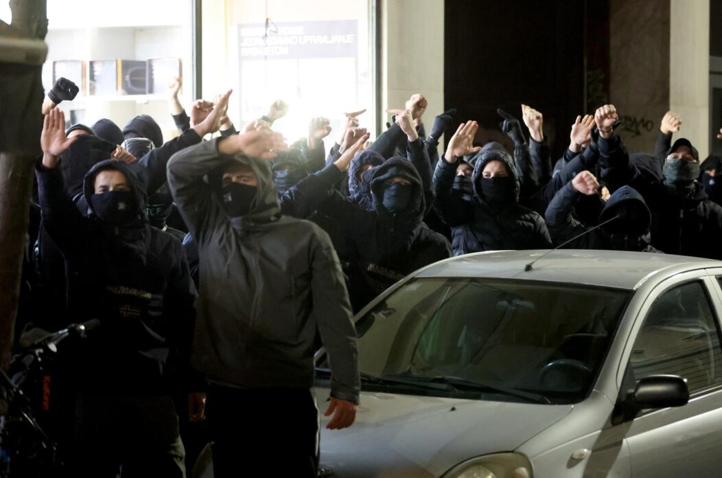 Zagreb: Maskirani muškarci otpjevali svoje ispred Srpskog kulturnog centra i razišli se nakon dolaska interventnih policajaca