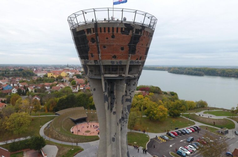 Pogled iz zraka na vodotoranj – simbol Vukovara