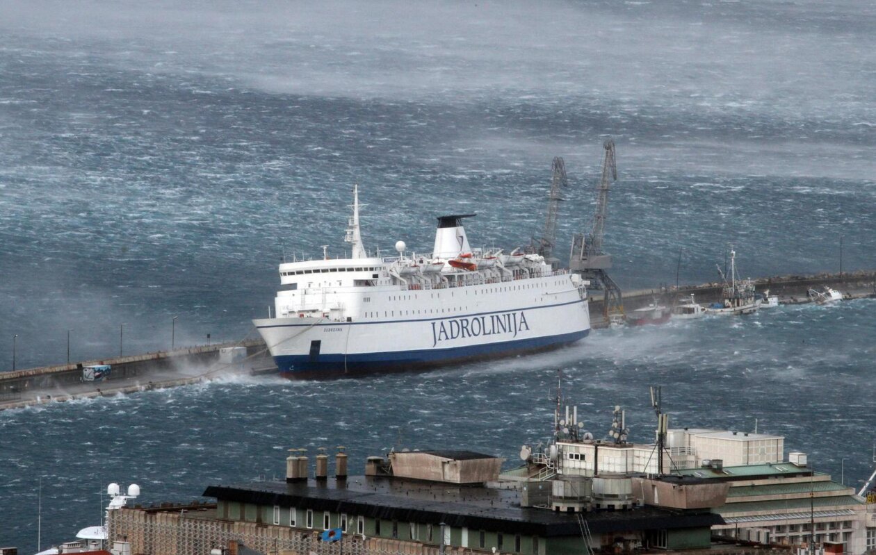 ARHIVA: Na dananji 2013. dan olujna bura s orkanskim udarima  poharala je Rijeku