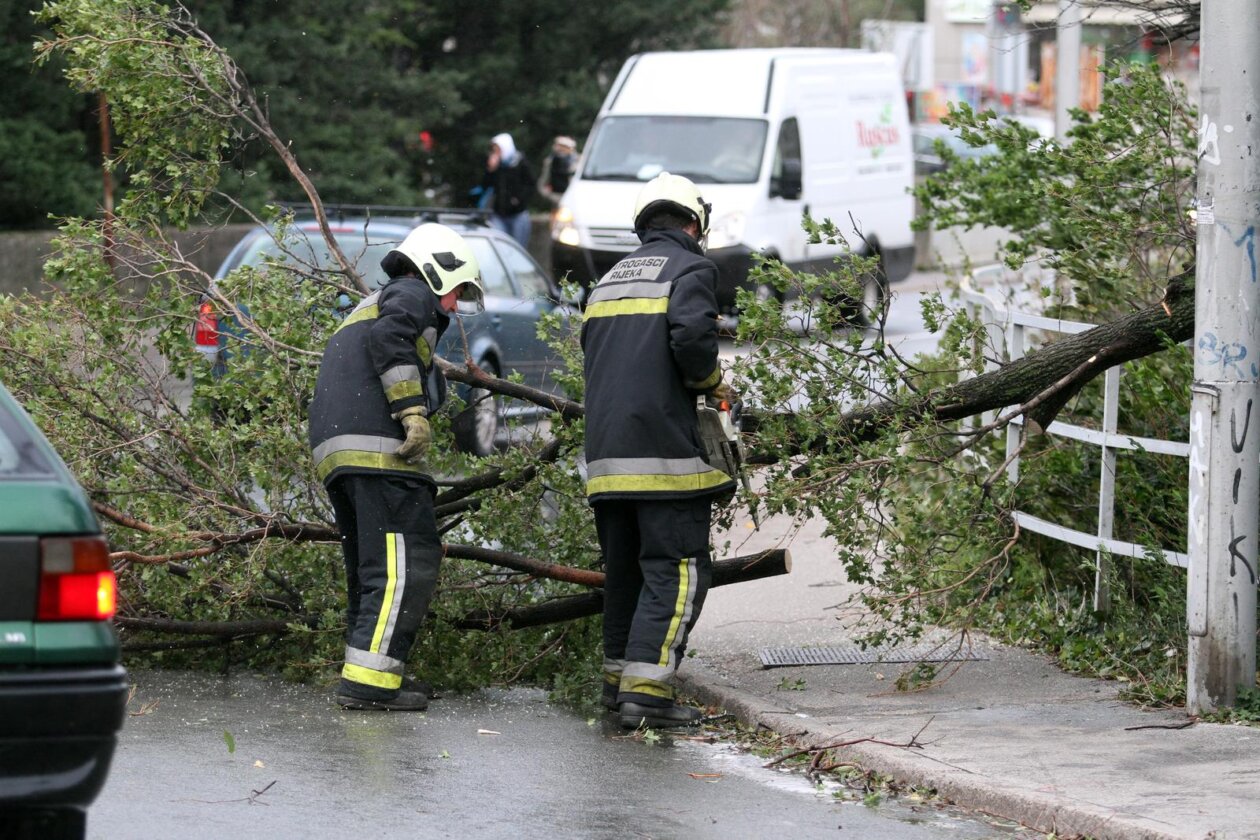 ARHIVA: Na dananji 2013. dan olujna bura s orkanskim udarima  poharala je Rijeku