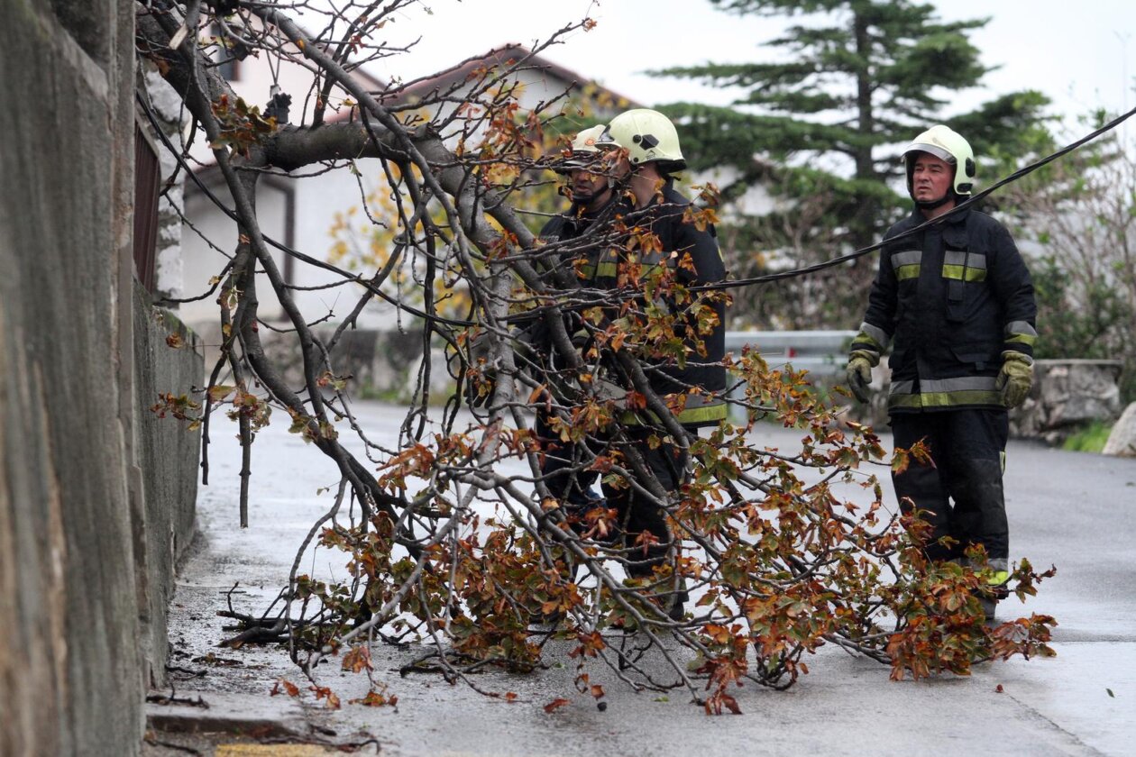 ARHIVA: Na dananji 2013. dan olujna bura s orkanskim udarima  poharala je Rijeku