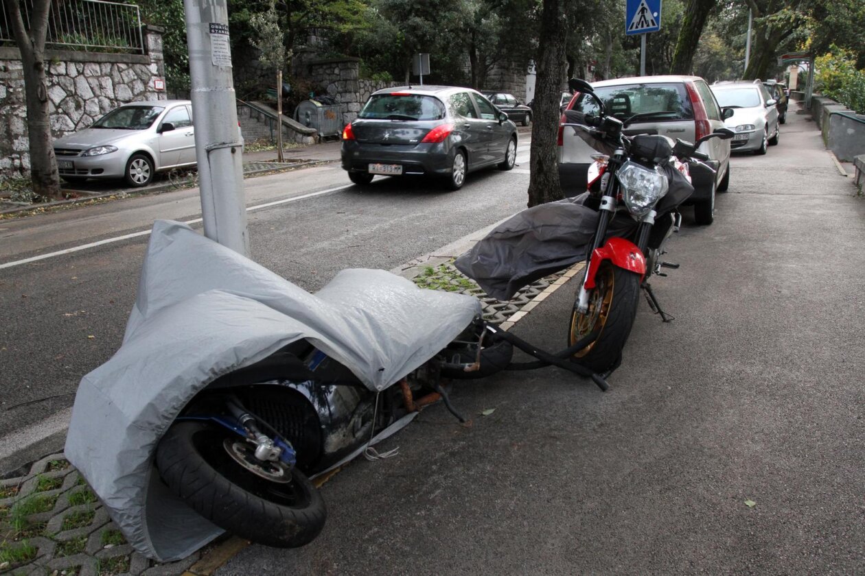 ARHIVA: Na dananji 2013. dan olujna bura s orkanskim udarima  poharala je Rijeku