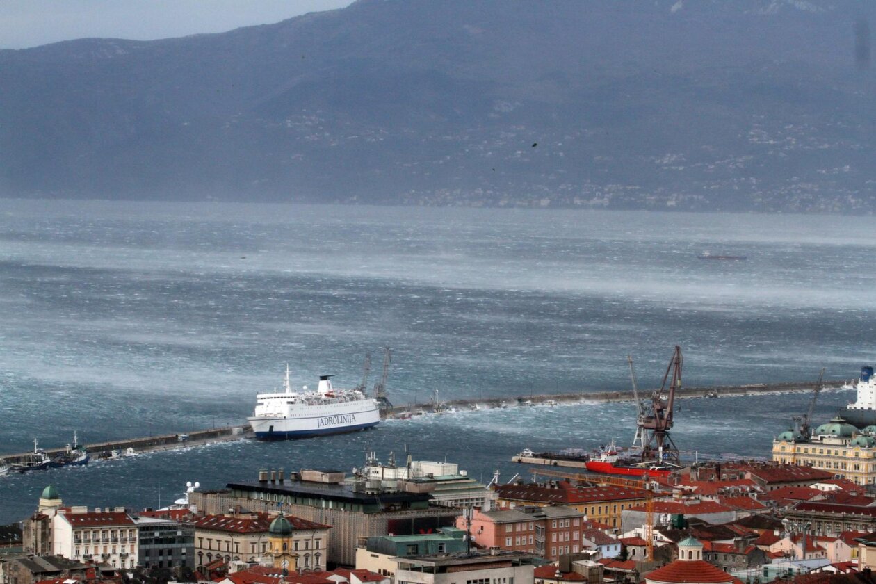 ARHIVA: Na dananji 2013. dan olujna bura s orkanskim udarima  poharala je Rijeku