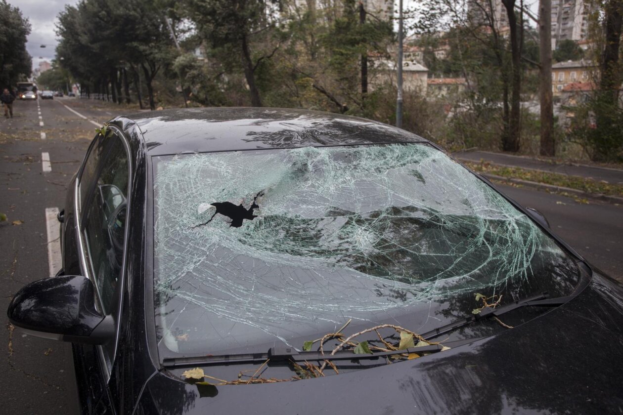 ARHIVA: Na današnji 2013. dan olujna bura s orkanskim udarima  poharala je Rijeku