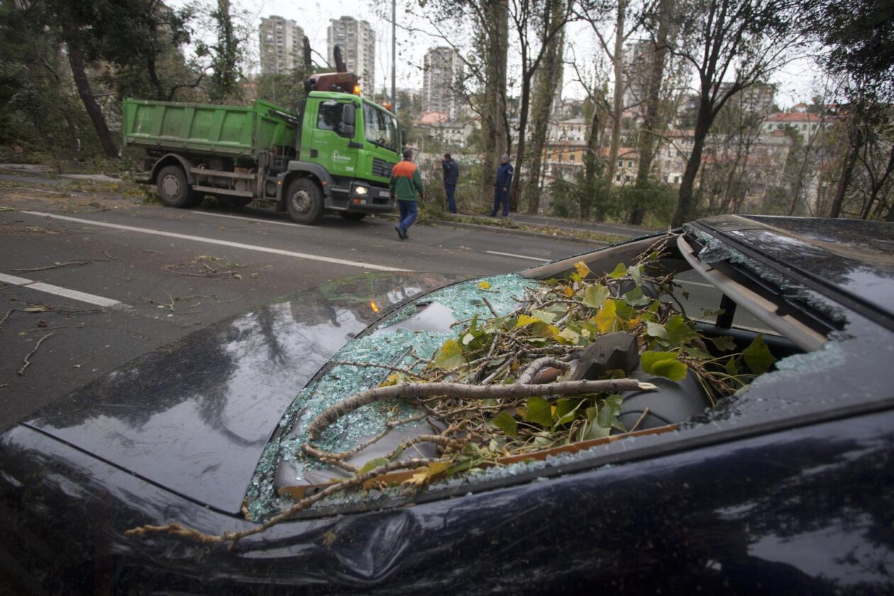 ARHIVA: Na današnji 2013. dan olujna bura s orkanskim udarima  poharala je Rijeku