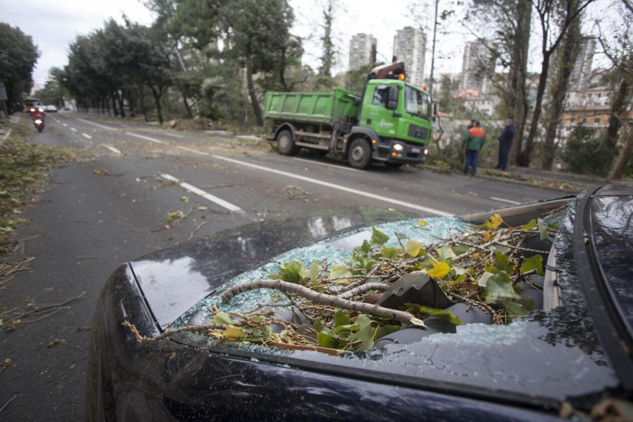 ARHIVA: Na današnji 2013. dan olujna bura s orkanskim udarima  poharala je Rijeku