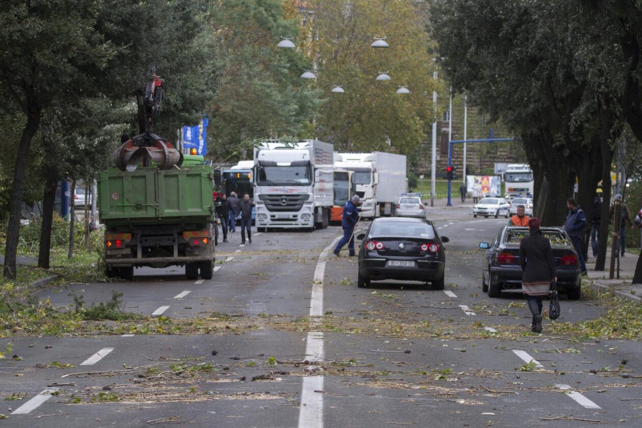 ARHIVA: Na današnji 2013. dan olujna bura s orkanskim udarima  poharala je Rijeku