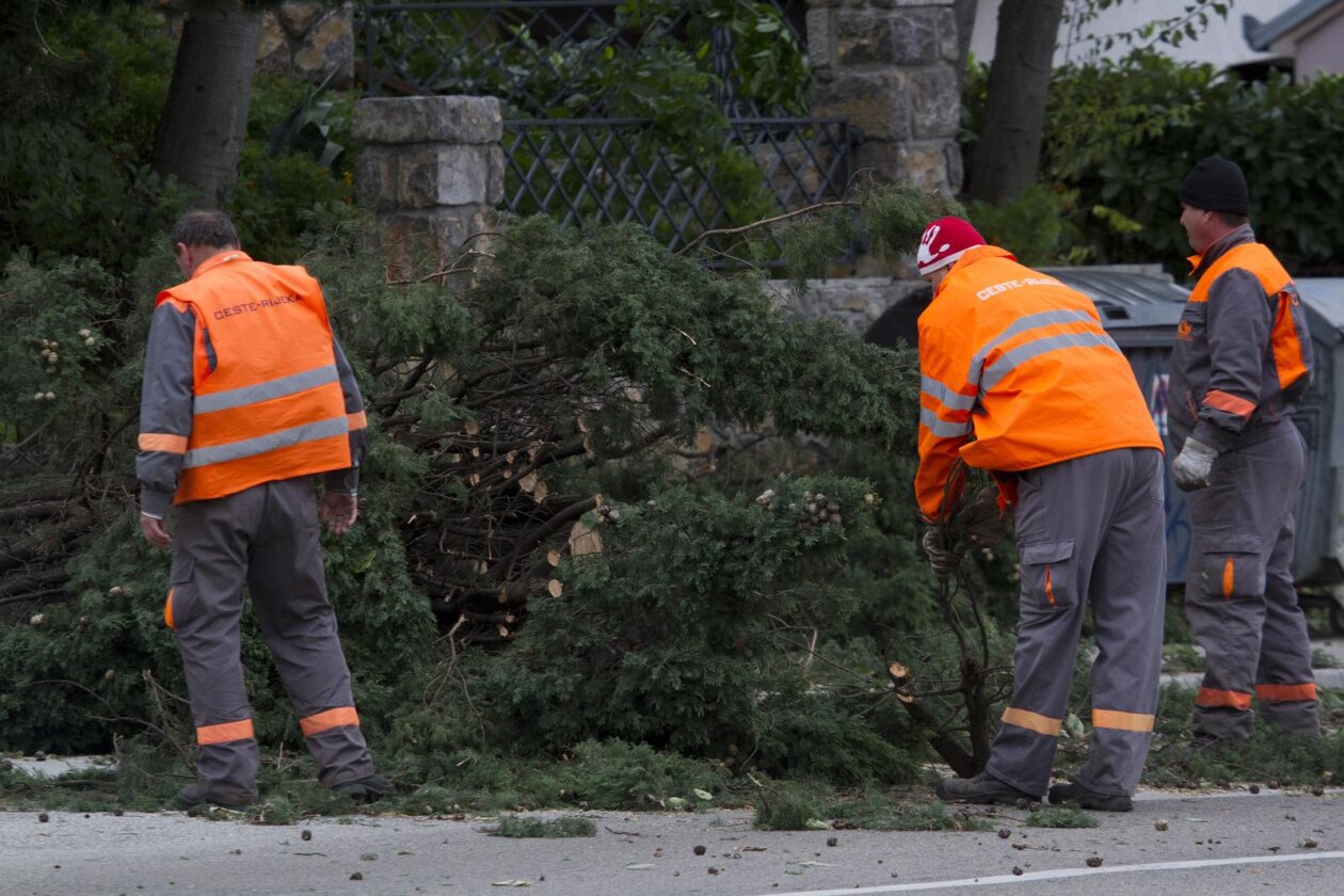 ARHIVA: Na današnji 2013. dan olujna bura s orkanskim udarima  poharala je Rijeku