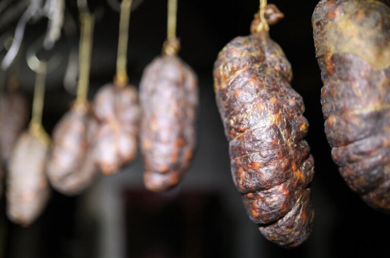 Kobasice i špek na meti lopova: Špek-banda iz pušnica krade suhomesnate delicije (ilustracije)