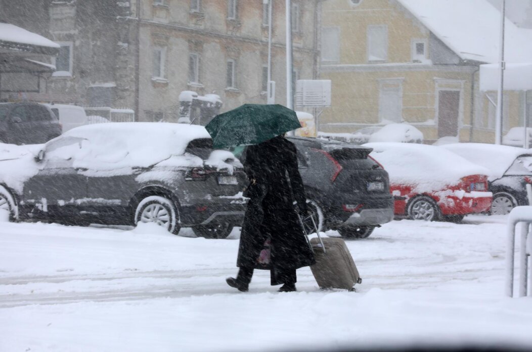 Delnice: Snijeg i jak vjetar otežavaju promet