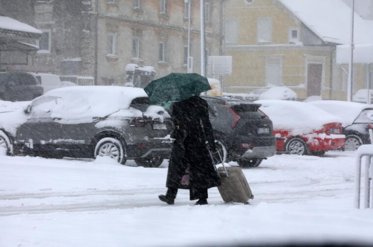 Delnice: Snijeg i jak vjetar otežavaju promet Delnice: Snijeg i jak vjetar otežavaju promet