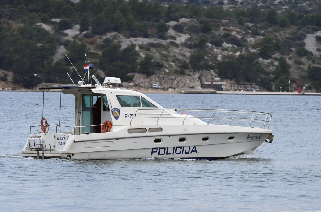 ibenik: Brod pomorske policije u kanalu Sv. Ante ibenik: Brod pomorske policije u kanalu Sv. Ante