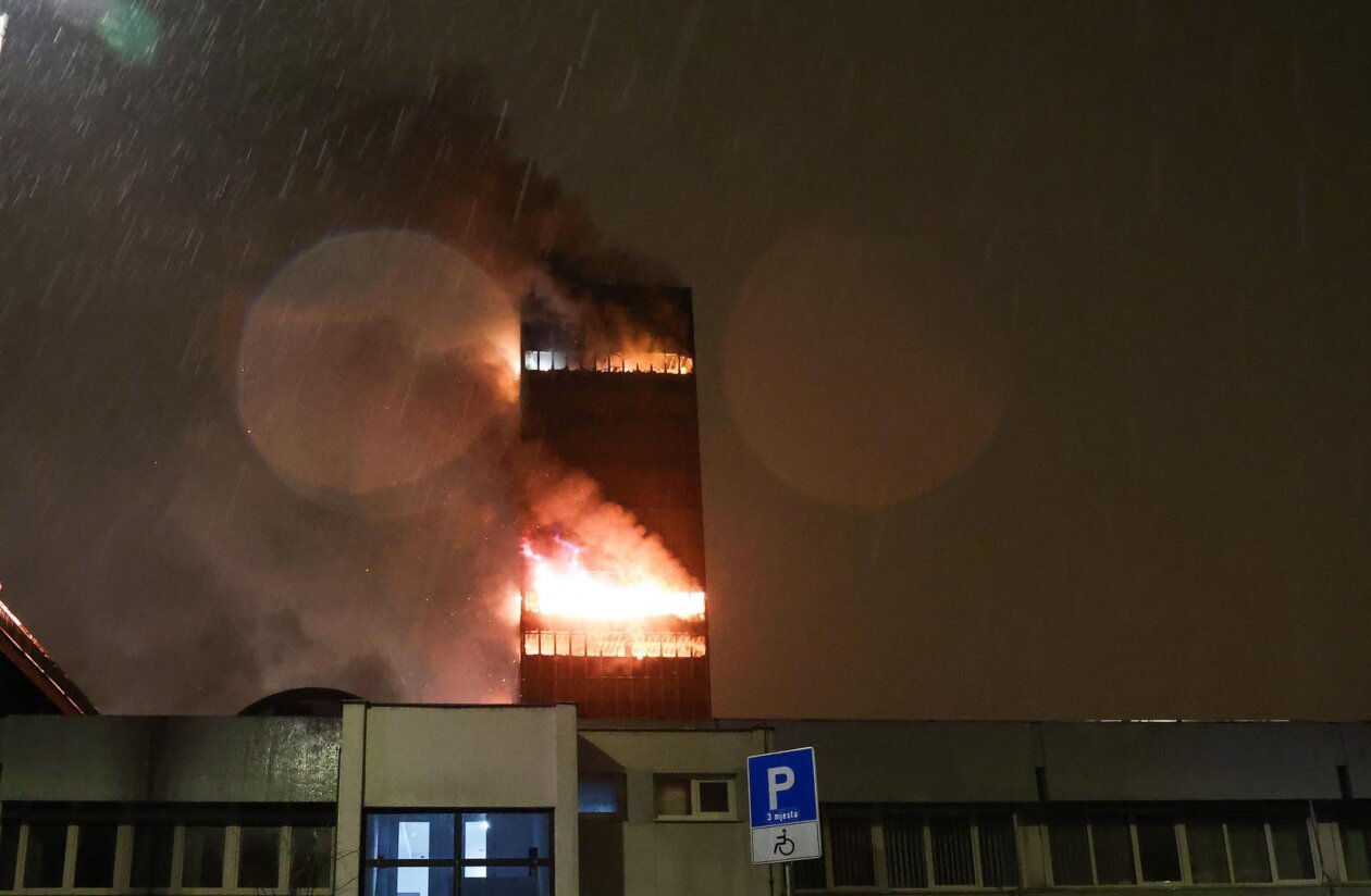 Zagreb: Požar guta  Vjesnikov neboder