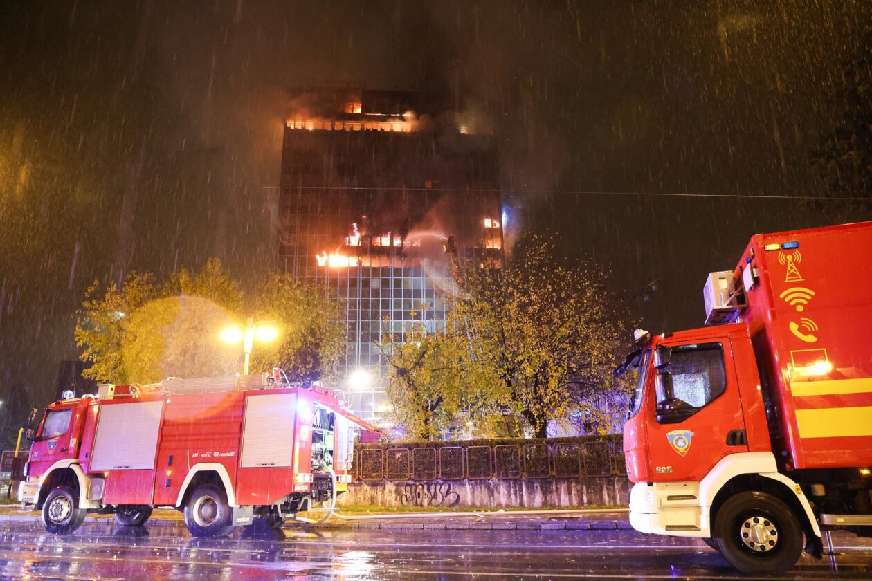 Zagreb: Požar guta  Vjesnikov neboder
