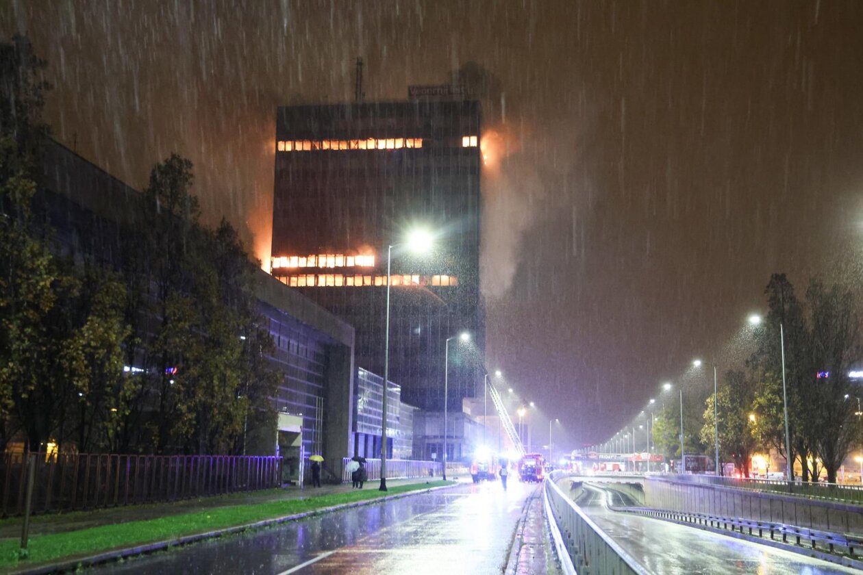 Zagreb: Požar guta  Vjesnikov neboder