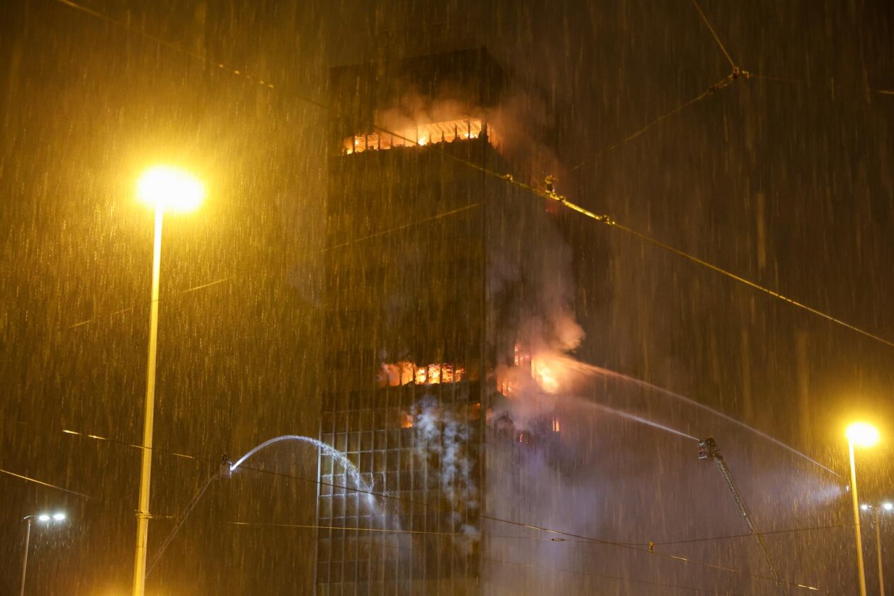 Zagreb: Požar guta  Vjesnikov neboder