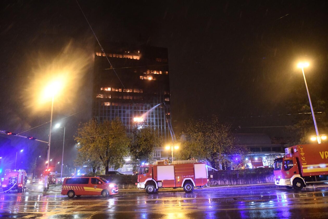 Zagreb: Požar guta  Vjesnikov neboder