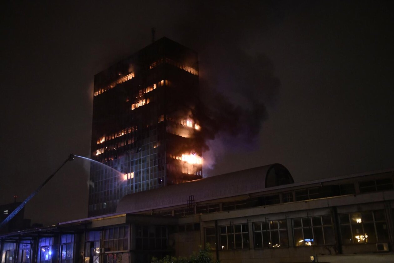 Zagreb: Požar guta  Vjesnikov neboder