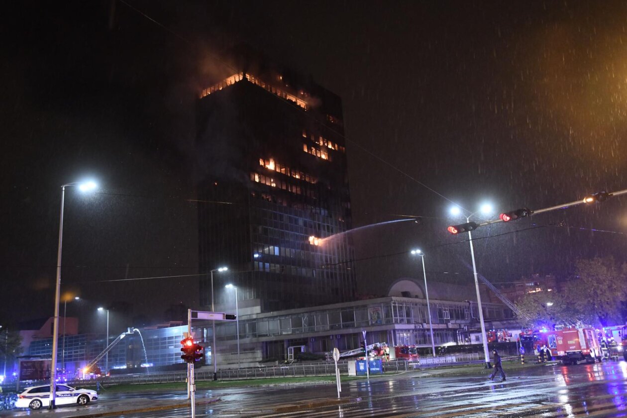 Zagreb: Požar guta  Vjesnikov neboder