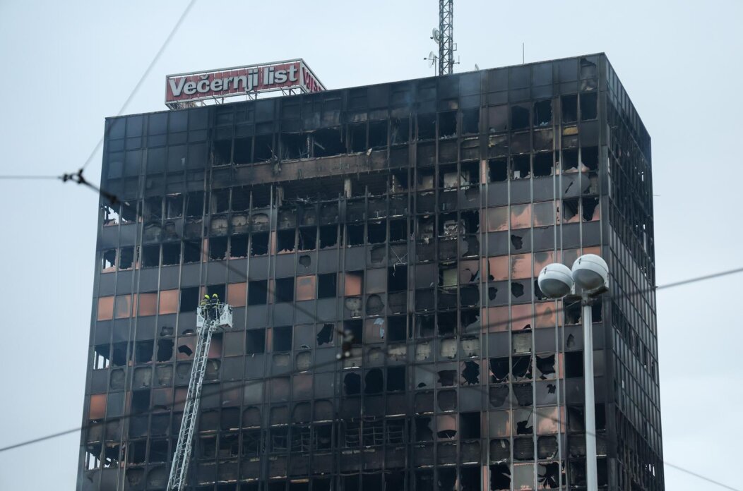 Zagreb: Dim i dalje izlazi iz Vjesnikovog nebodera Zagreb: Dim i dalje izlazi iz Vjesnikovog nebodera