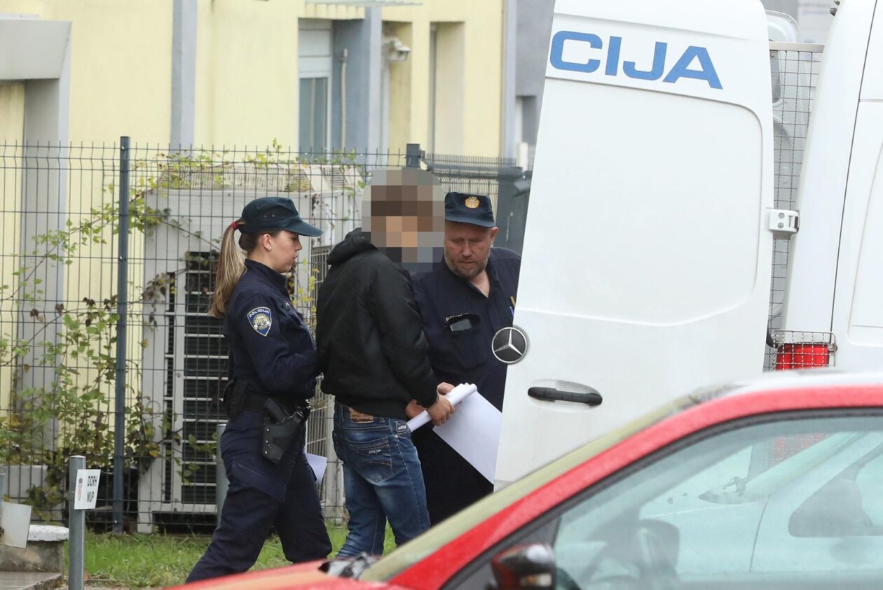 Zagreb: Privođenje osumnjičenog za požar u Vjesniku