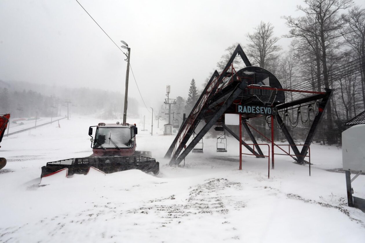 Platak: Zbog lošeg vremena malobrojni izletnici uživaju u snijegu