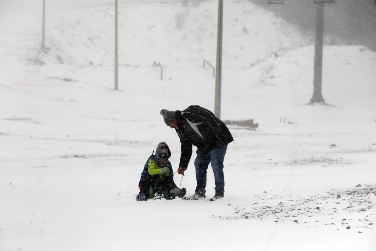 Platak: Zbog lošeg vremena malobrojni izletnici uživaju u snijegu