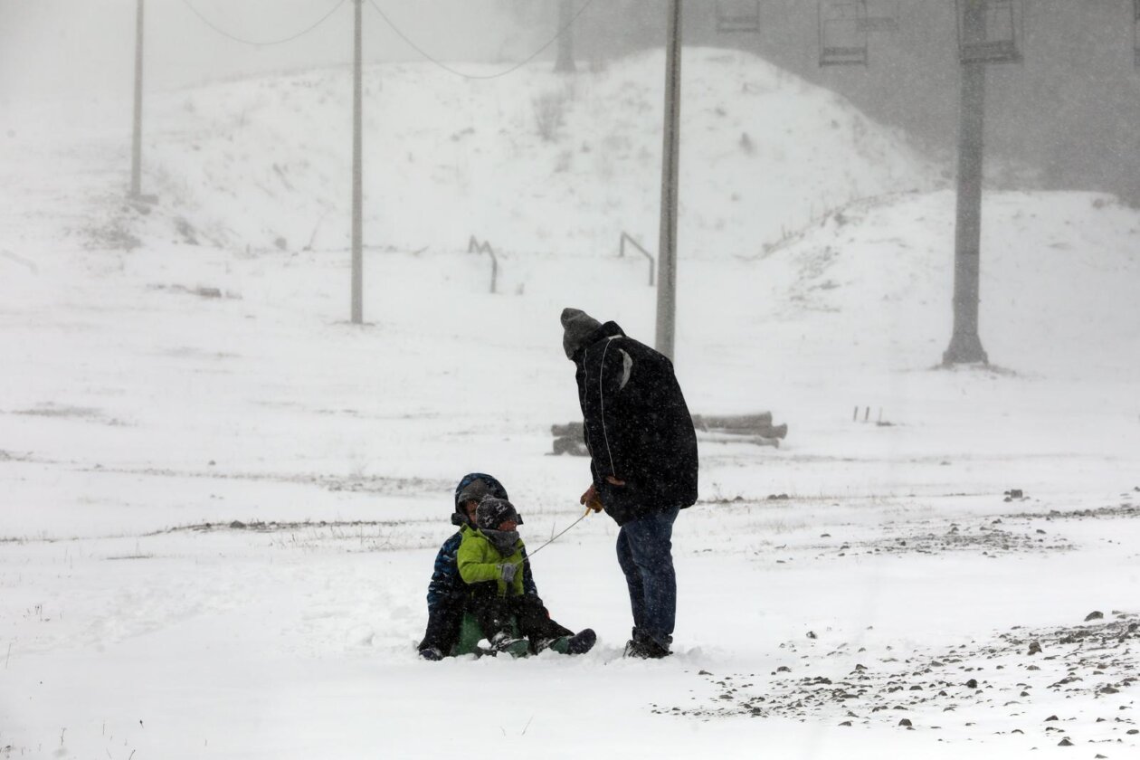 Platak: Zbog lošeg vremena malobrojni izletnici uživaju u snijegu