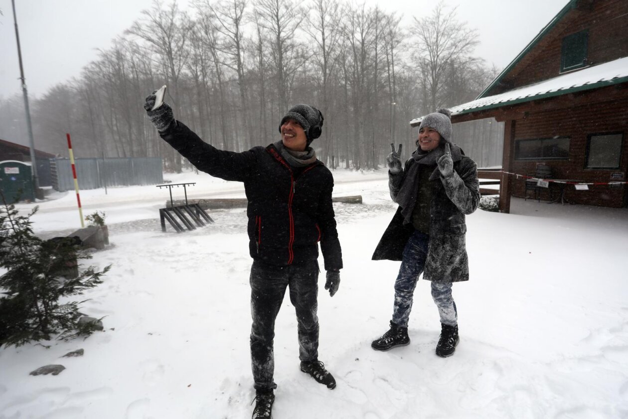 Platak: Zbog lošeg vremena malobrojni izletnici uživaju u snijegu