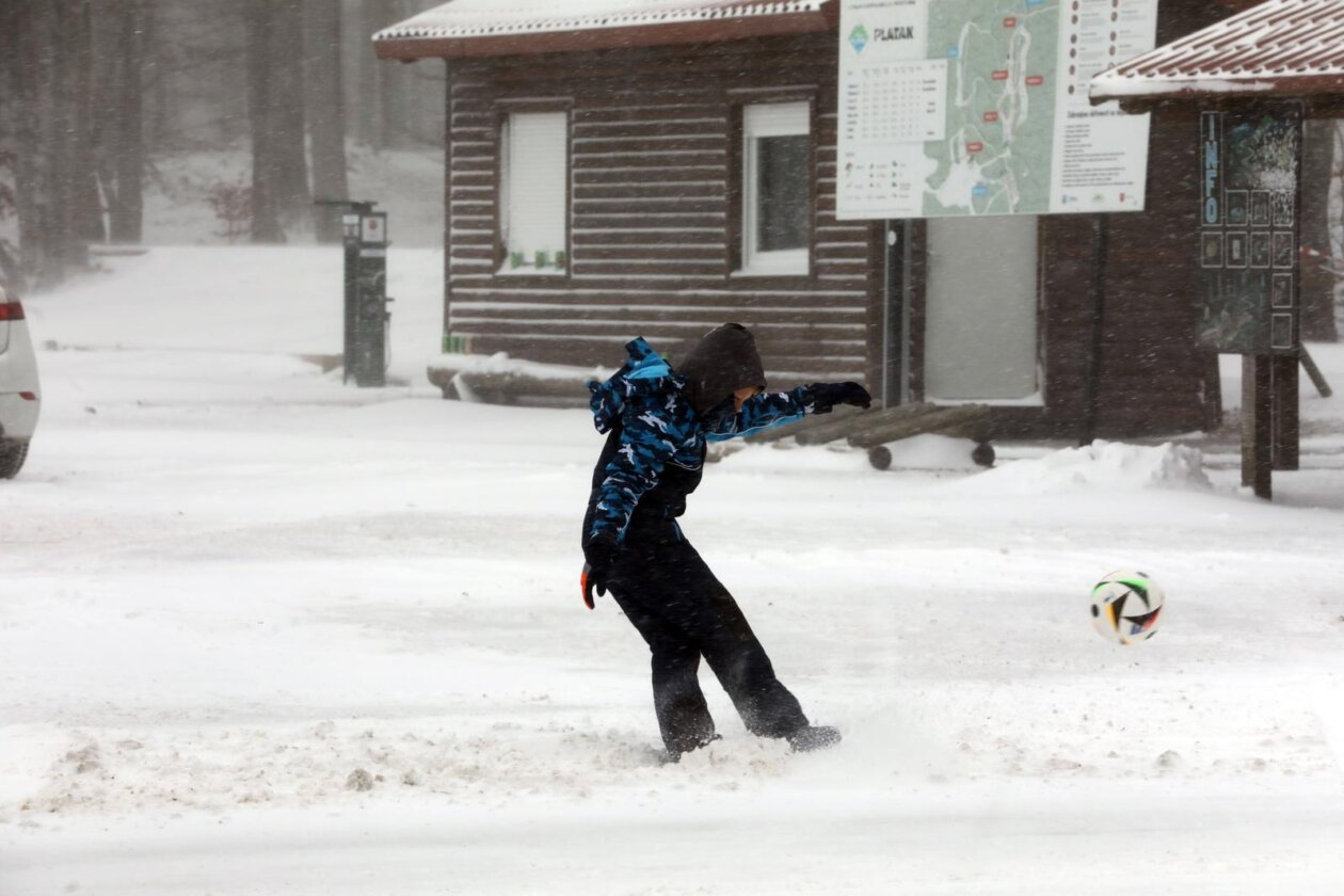 Platak: Zbog lošeg vremena malobrojni izletnici uživaju u snijegu